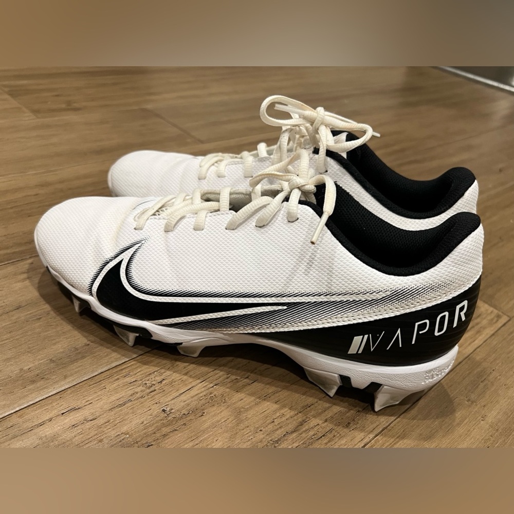 Football cleats men’s size 9.5